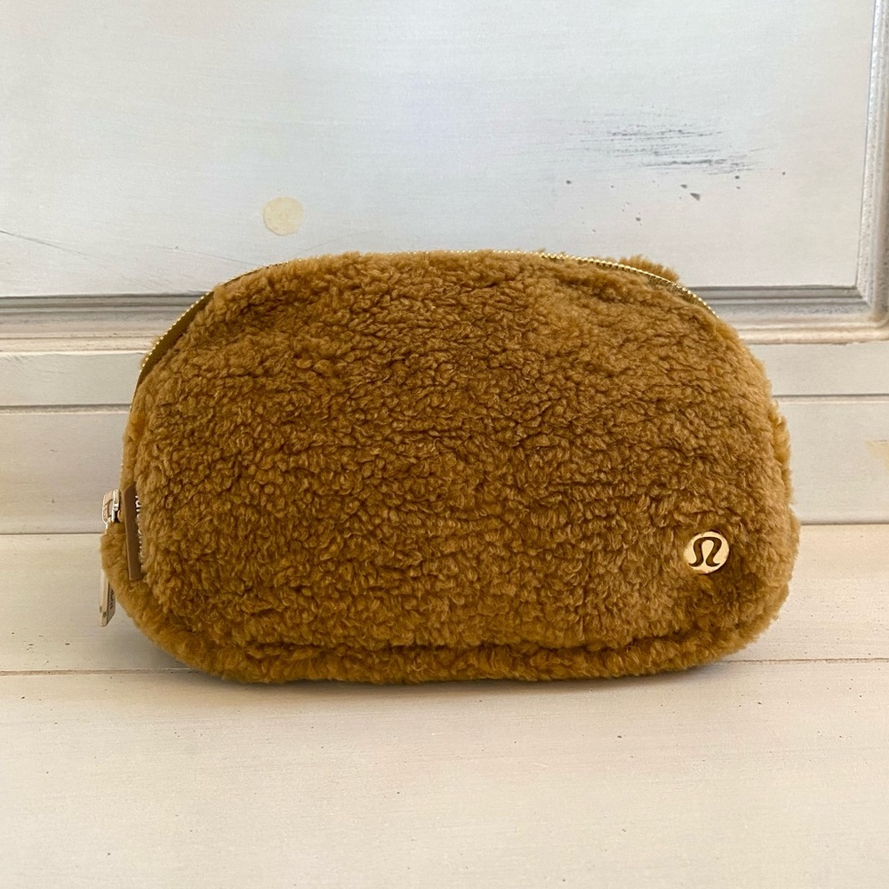 NWT Lululemon Everywhere Belt Bag 1L in Burnt Caramel Fleece